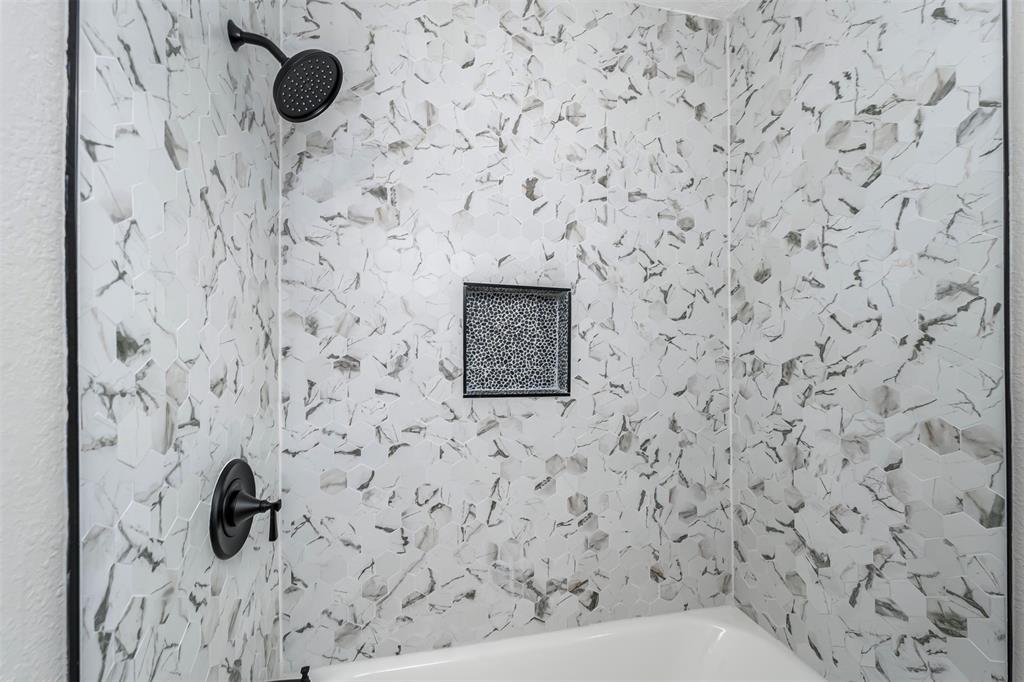 2004 Tarver Road Burleson, TX 76028 - Photo 16 of 28