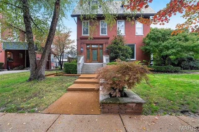 $1,195,000 | 3125 Russell Boulevard, St. Louis, MO 63104