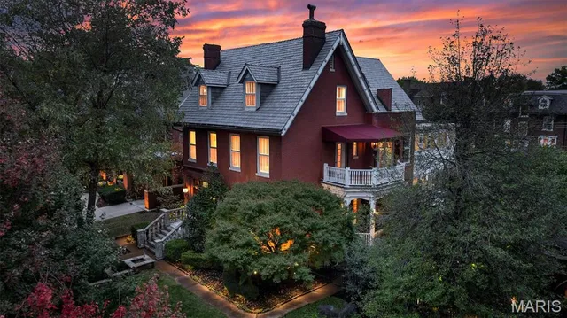 $1,195,000 | 3125 Russell Boulevard, St. Louis, MO 63104