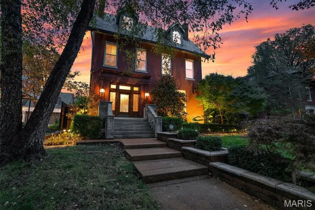 $1,195,000 | 3125 Russell Boulevard, St. Louis, MO 63104
