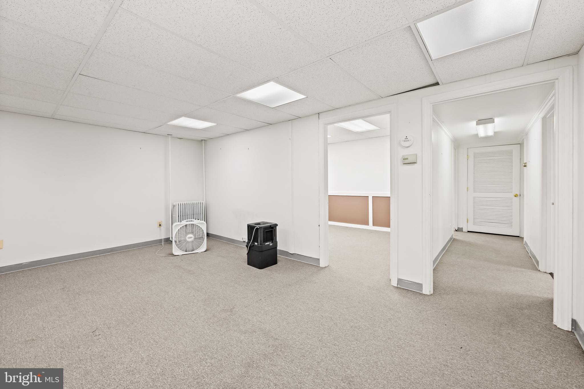 212 Duke Of Gloucester Street Annapolis, MD 21401 - Photo 10 of 23 a view of empty room with a sink
