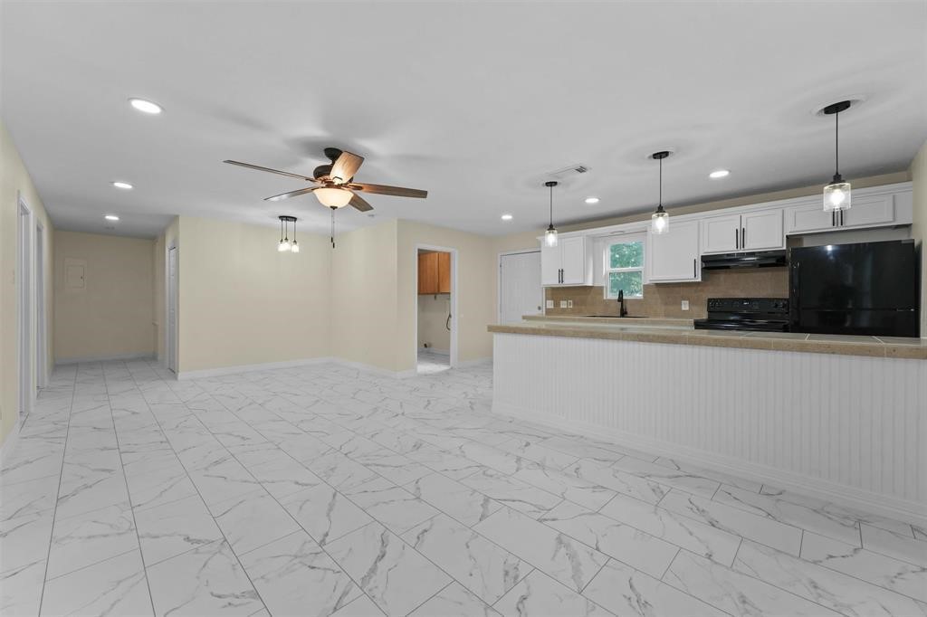 808 Beaumont Street Anahuac, TX 77514 - Photo 3 of 15