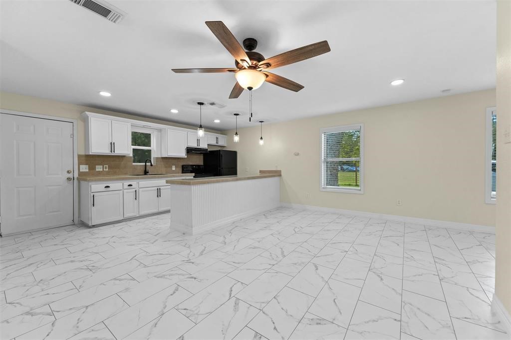 808 Beaumont Street Anahuac, TX 77514 - Photo 4 of 15