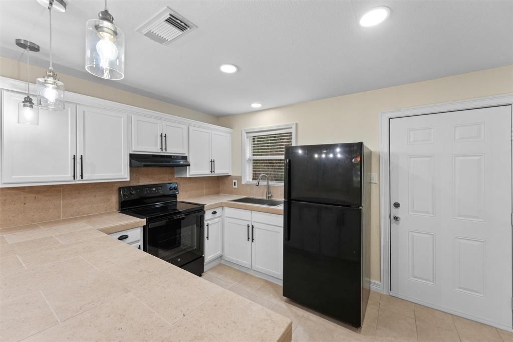 808 Beaumont Street Anahuac, TX 77514 - Photo 9 of 15