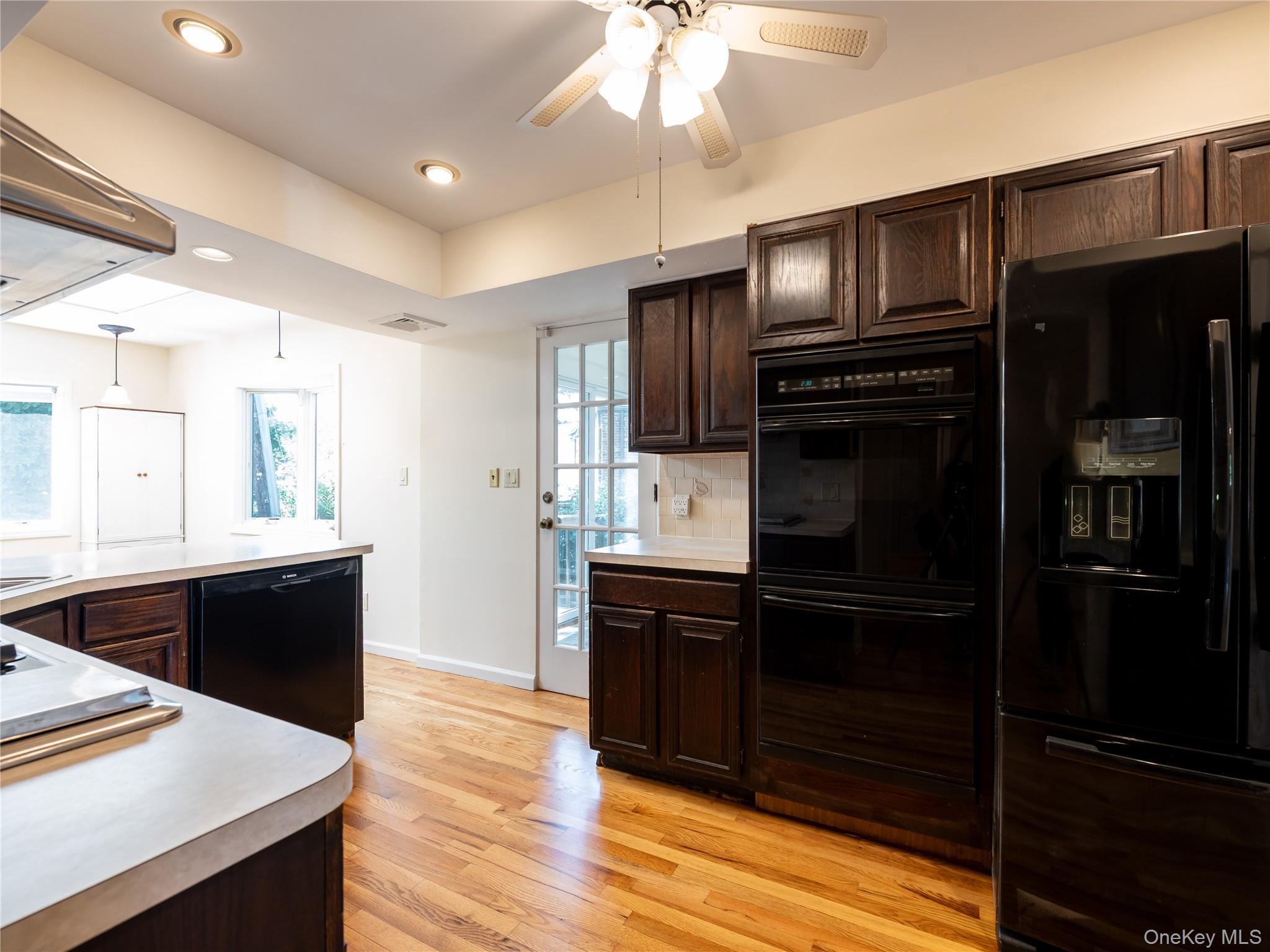 91 Pickwick Road Manhasset, NY 11030 - Photo 15 of 33 Gallery Image 15