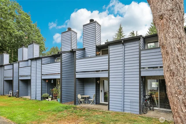 a view of a back yard of the house