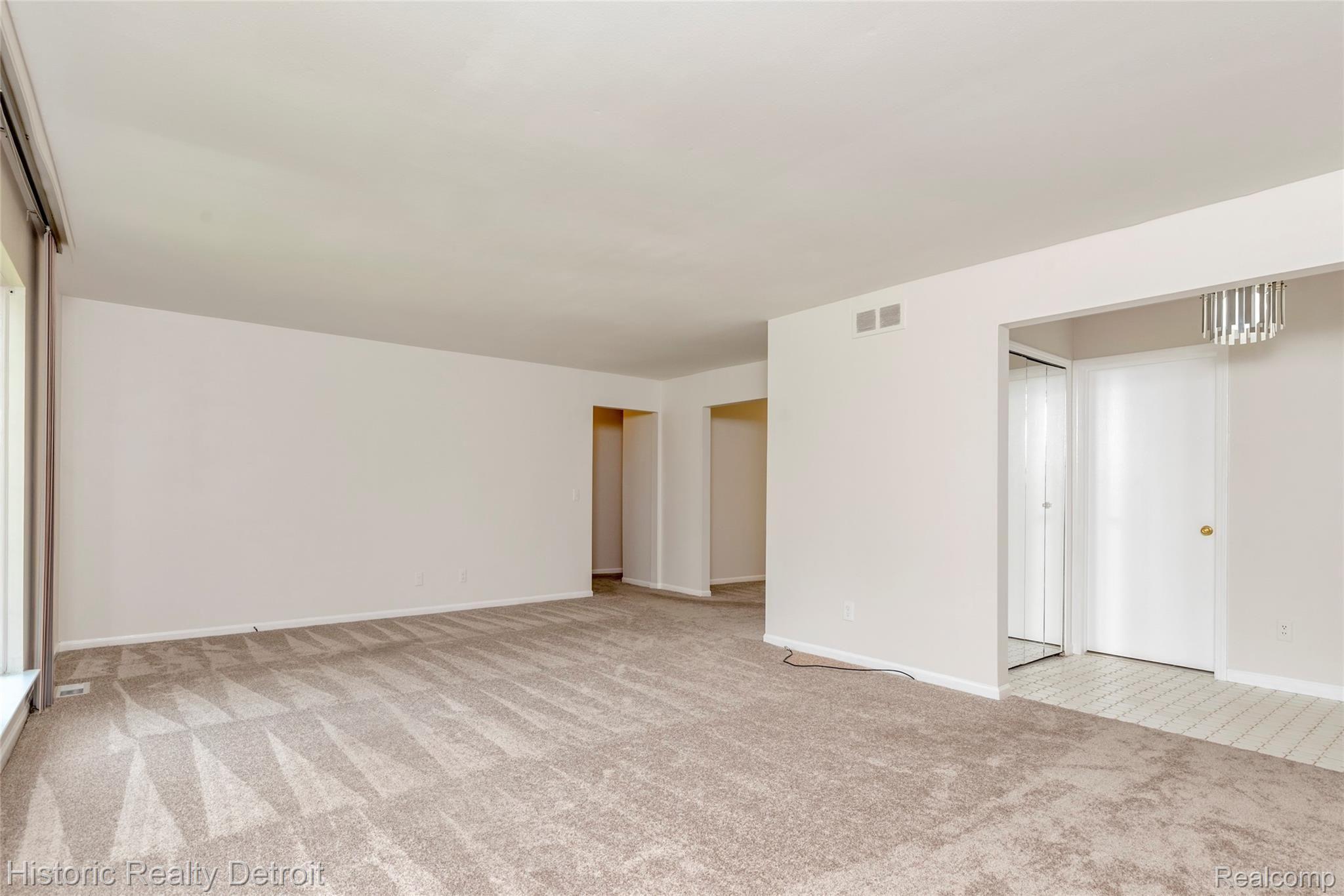 29610 Middlebelt Road, Unit 1301 Farmington, MI 48334 - Photo 3 of 22 005-photo-living-room-7528076.jpg
