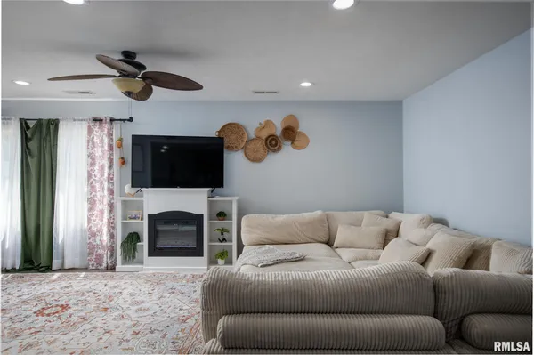 $149,000 | 325 South Webster Street, Harrisburg, IL 62946