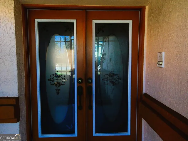 a view of a backyard