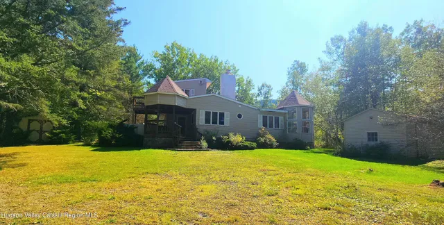 a view of a back yard