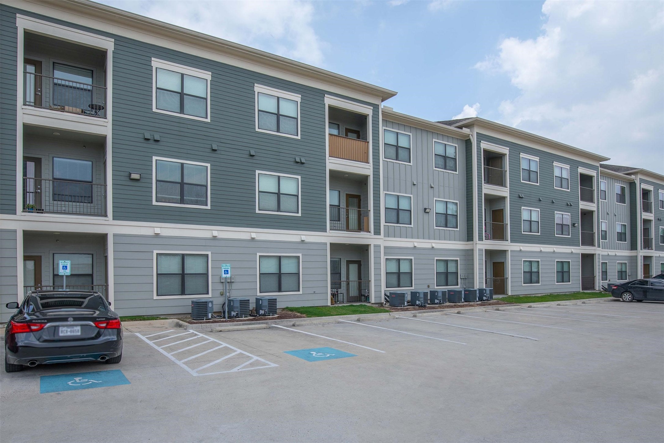 2930 Plum Creek Lane, Unit 2102 Houston, TX 77087 - Photo 15 of 19 a building view