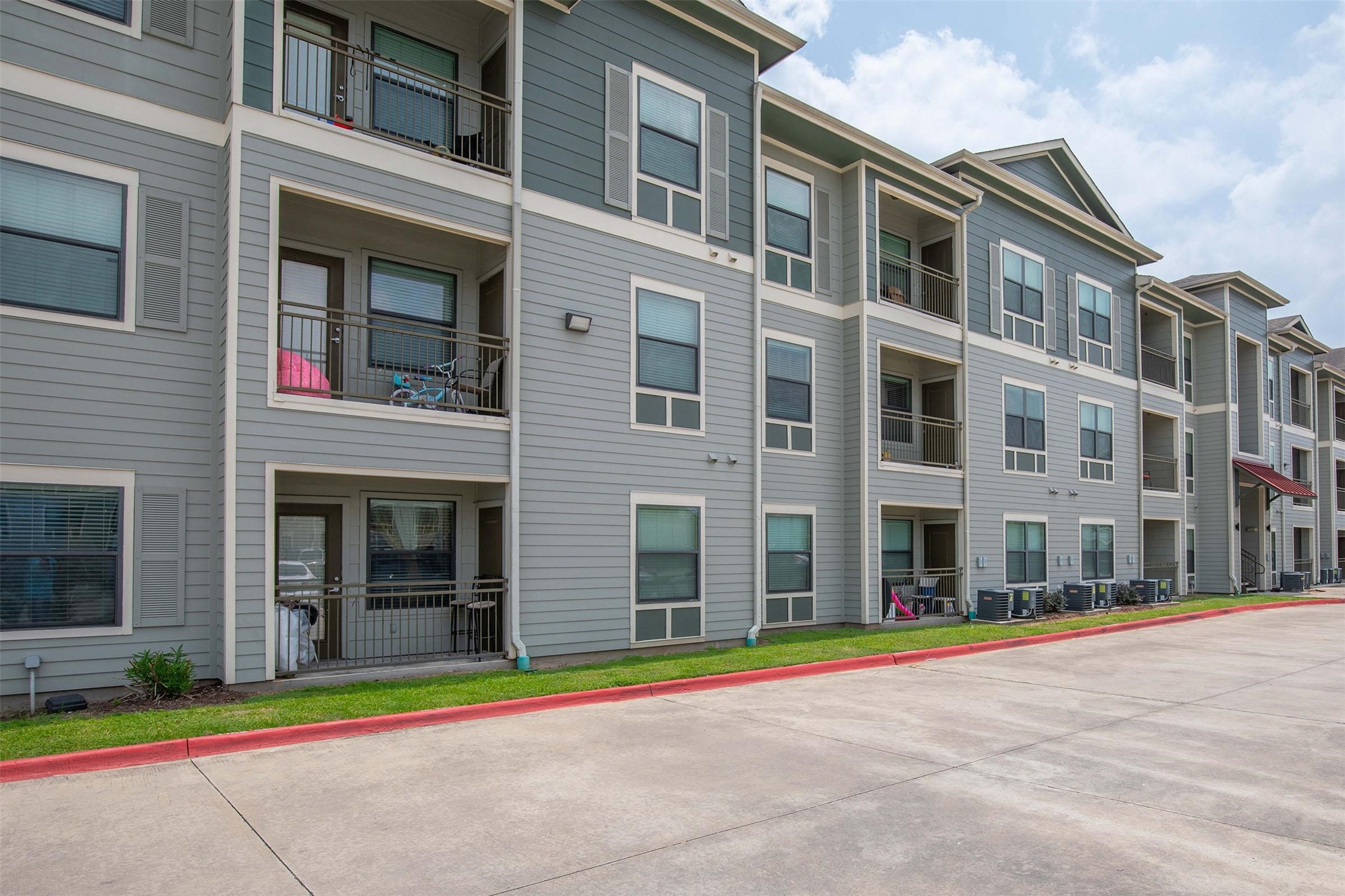 2930 Plum Creek Lane, Unit 2102 Houston, TX 77087 - Photo 17 of 19 a front view of an apartment building
