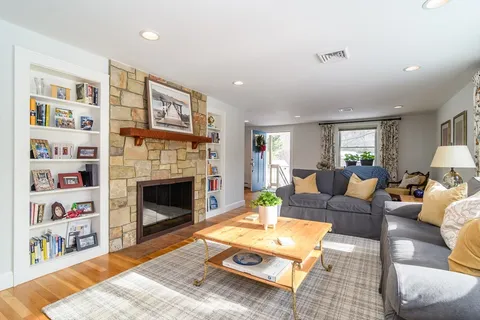 $779,000 | 2 Darby Court, Natick, MA 01760