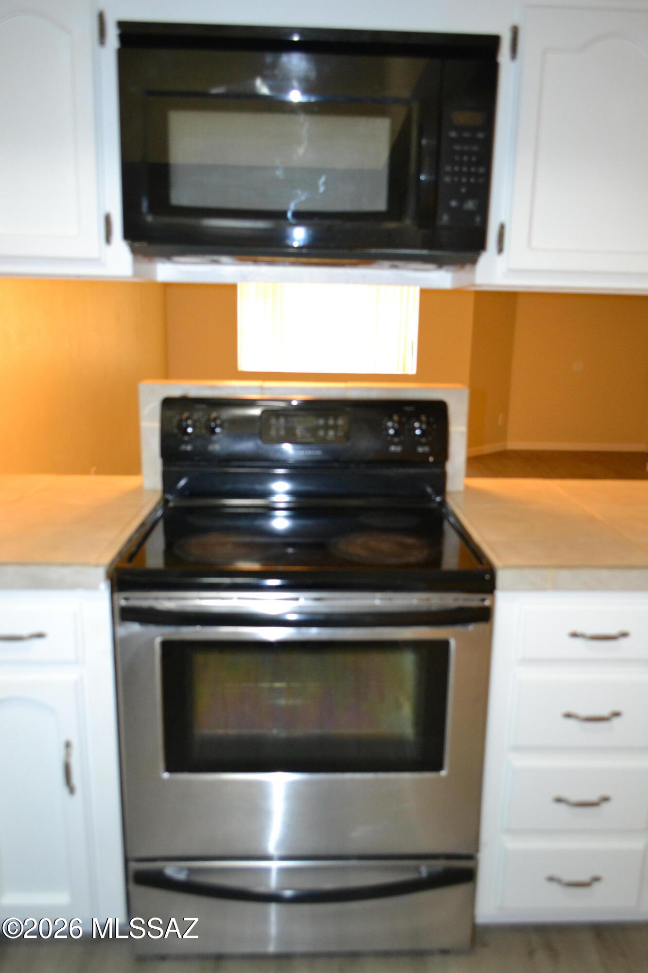 1200 East River Road, Unit D47 Tucson, AZ 85718 - Photo 5 of 13 a stove top oven sitting inside of a kitchen