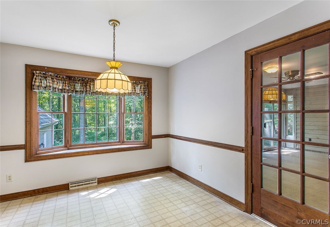 3312 Fortunes Ridge Road Midlothian, VA 23112 - Photo 11 of 29 Large eat-in area w/ bay-bow window and access to
