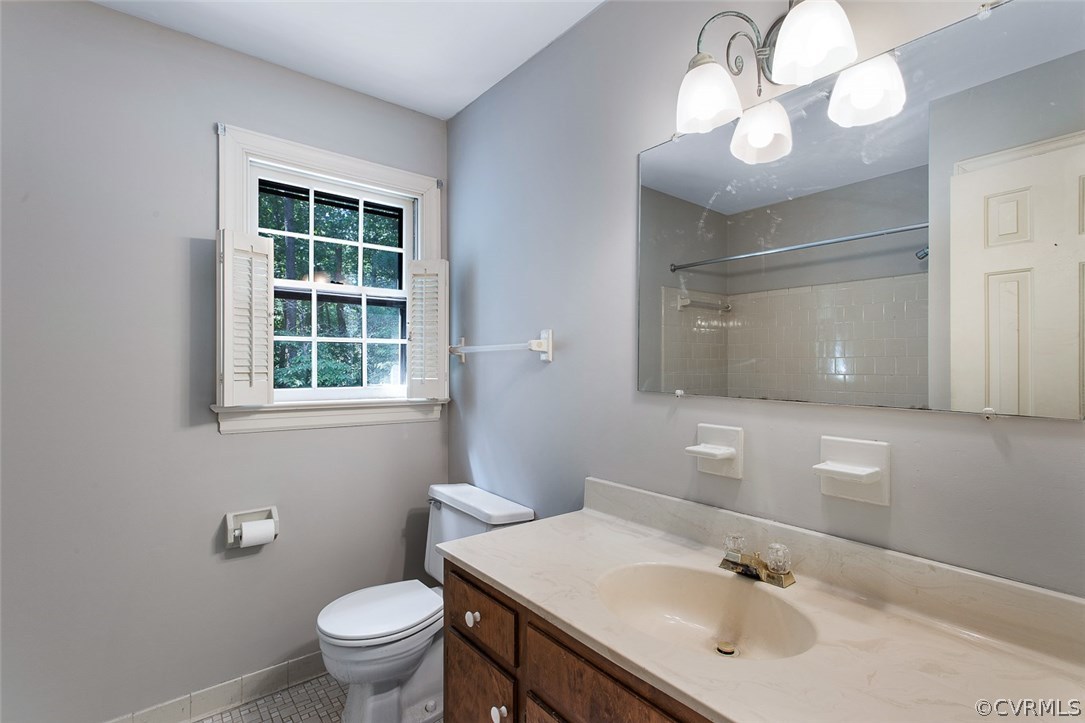3312 Fortunes Ridge Road Midlothian, VA 23112 - Photo 20 of 29 Master bath w/ tile floor and tile-surround tub/sh