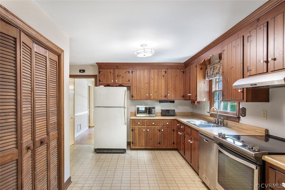 3312 Fortunes Ridge Road Midlothian, VA 23112 - Photo 9 of 29 Plenty of cabinet and counter space + a pantry!