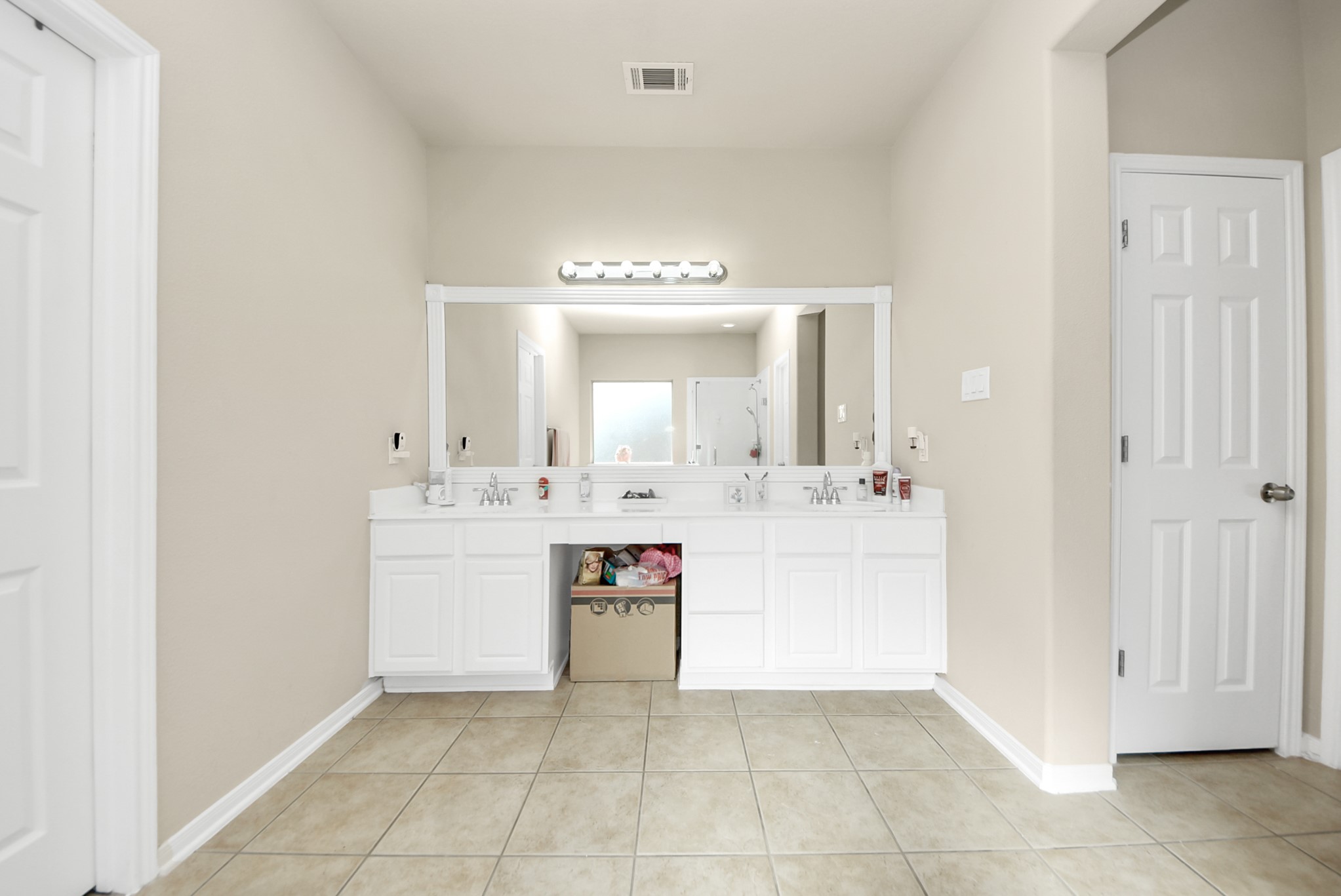 18715 Keystone Oak Street Houston, TX 77084 - Photo 28 of 50 a bathroom with a sink a vanity a mirror and a bathtub