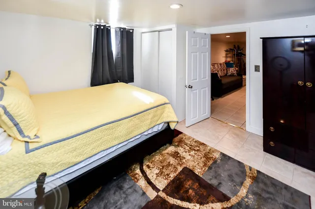 a view of entryway and workspace