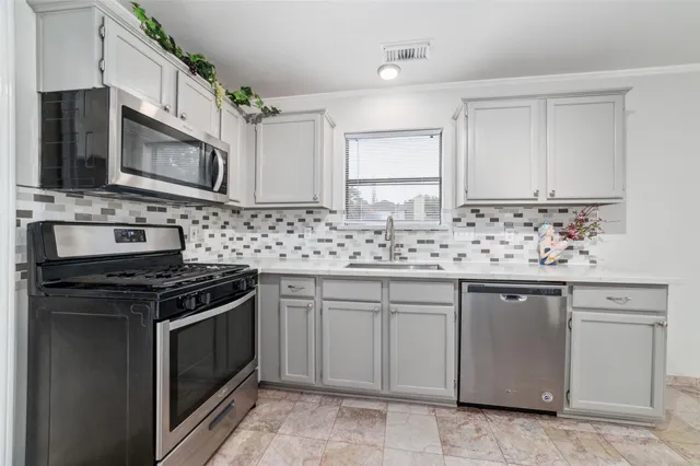 an empty room with windows and ceiling fan