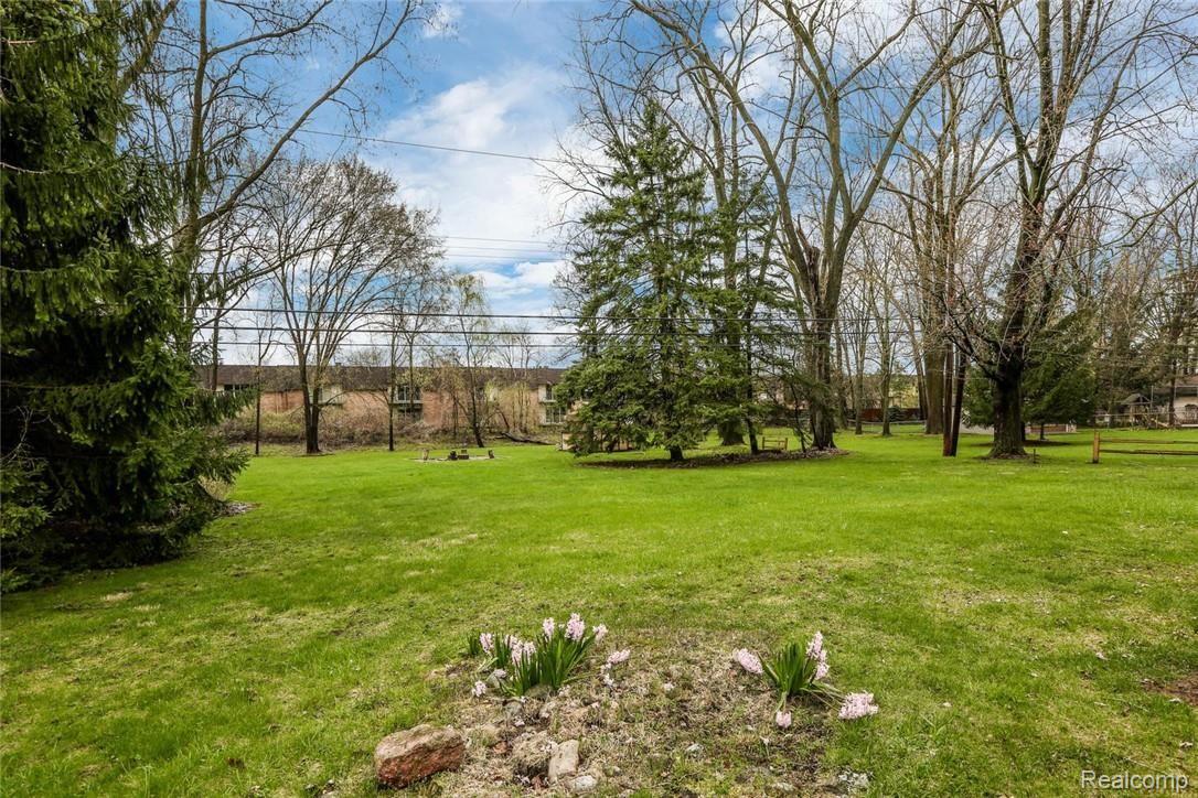 311 Maplehill Road Rochester, MI 48306 - Photo 6 of 26 311 Maplehill Rd Rochester-large-006-24-311 Maplehill Road Rochester-1500x1000-72dpi.jpg