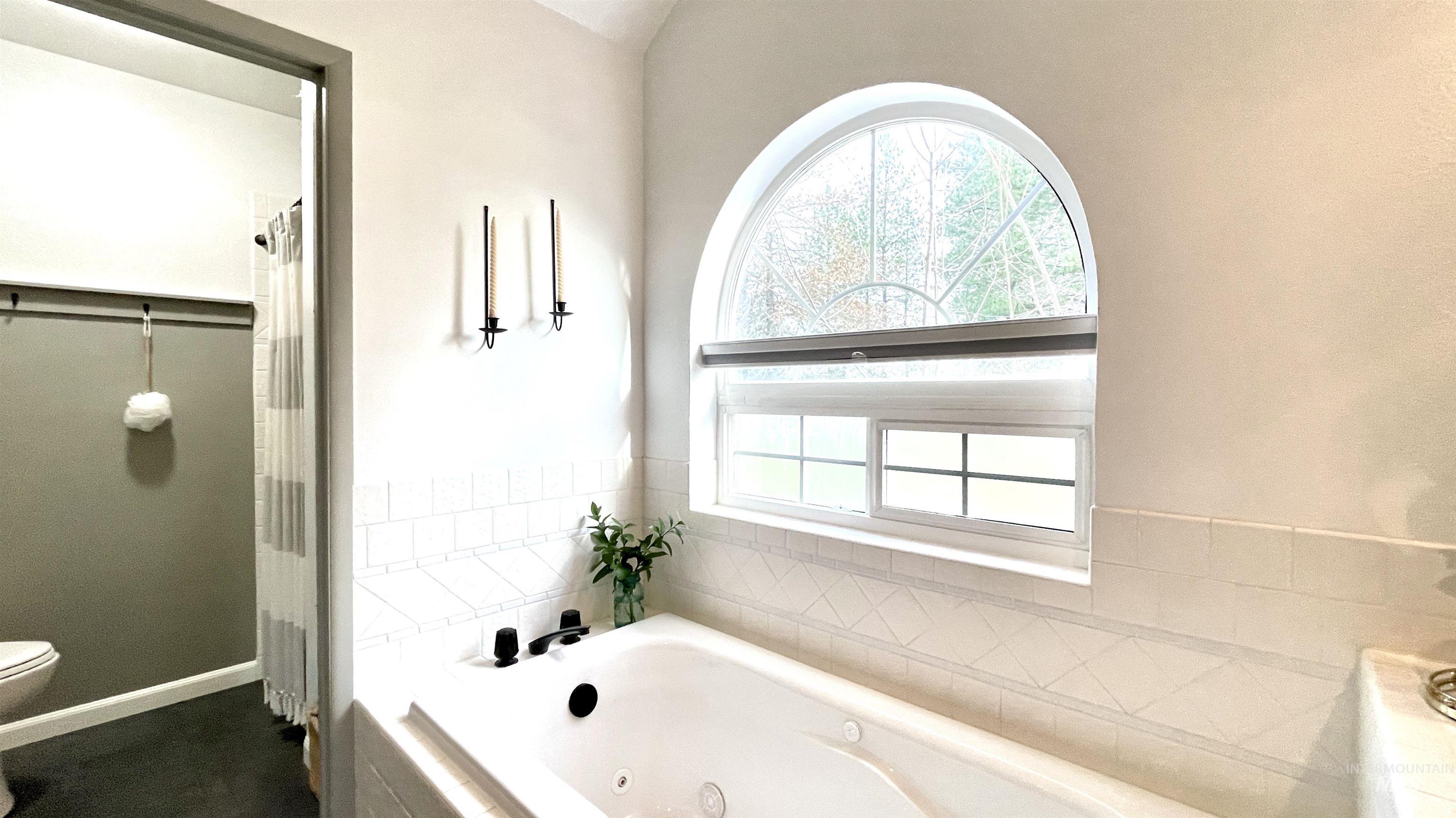 637 Leitch Creek Road Kooskia, ID 83539 - Photo 11 of 38 Bathroom featuring a jetted tub and a shower with shower curtain