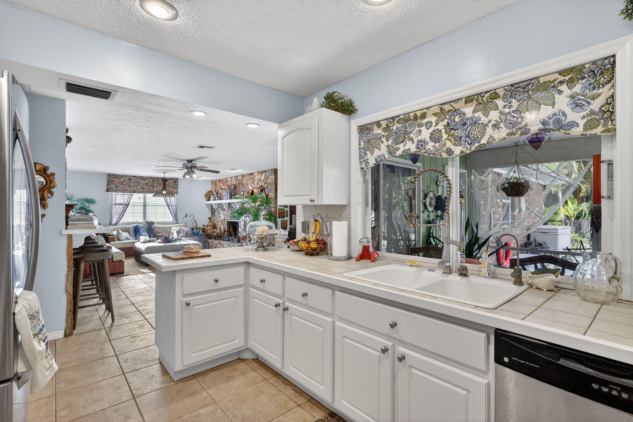 1207 Southeast Palm Beach Road Port St. Lucie, FL 34952 - Photo 18 of 72 18-web-or-mls-7R7A1928