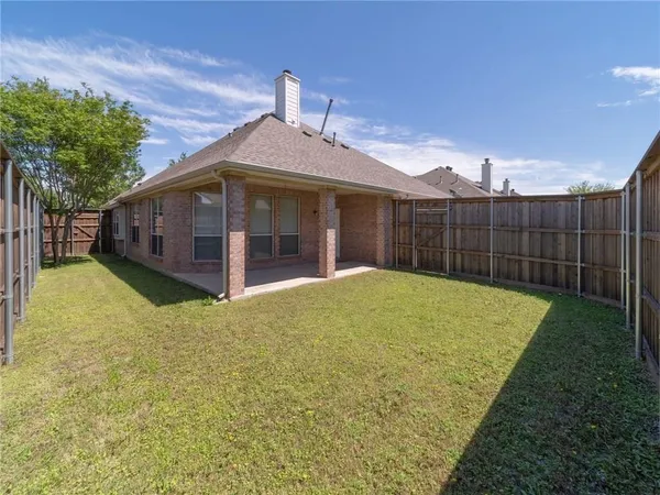 a view of a house with a backyard