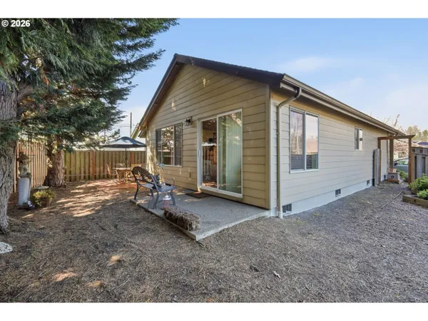 a view of a house with backyard and porch