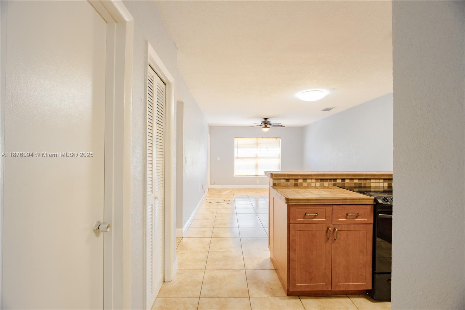 120 Royal Palm Road, Unit 315 Hialeah Gardens, FL 33016 - Photo 11 of 15 a hallway with washer and dryer