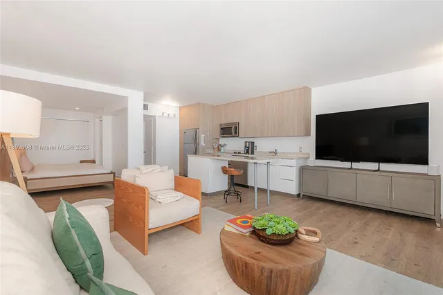 $6,700 | Mid Beach, Miami Beach, FL 33139