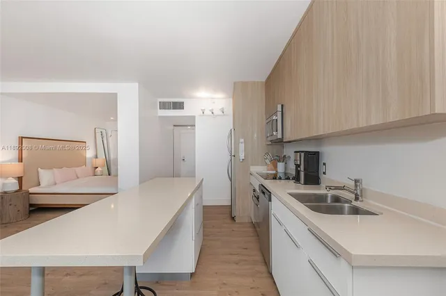 $6,700 | Mid Beach, Miami Beach, FL 33139