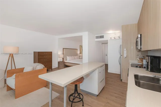 $6,700 | Mid Beach, Miami Beach, FL 33139