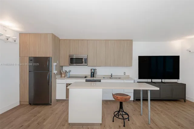 $6,700 | Mid Beach, Miami Beach, FL 33139