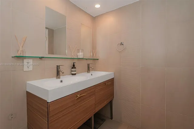 $6,700 | Mid Beach, Miami Beach, FL 33139