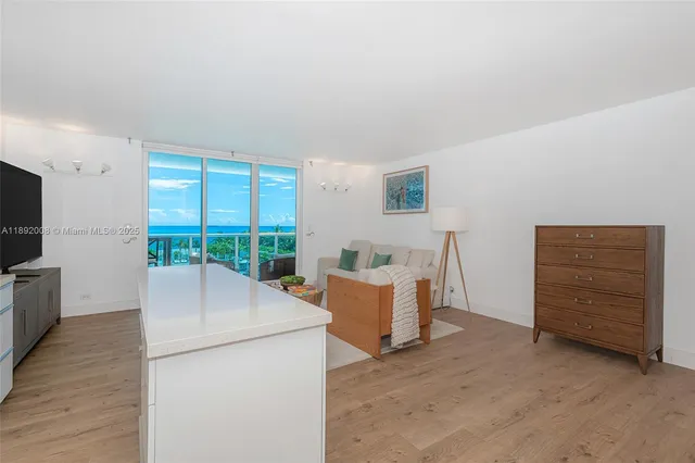 $6,700 | Mid Beach, Miami Beach, FL 33139
