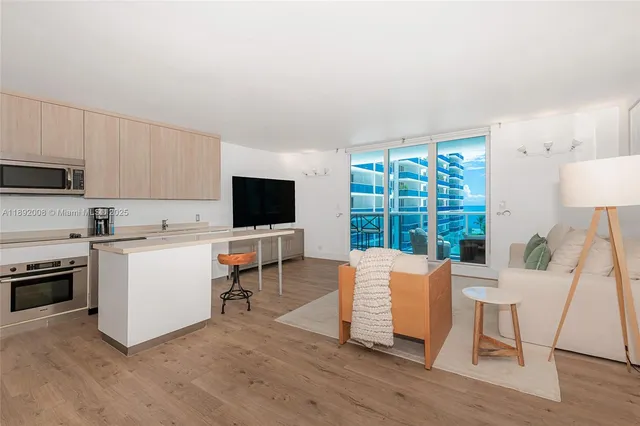 $6,700 | Mid Beach, Miami Beach, FL 33139