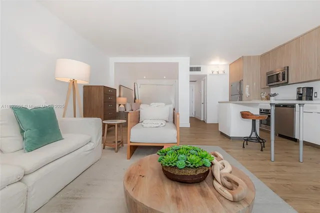 $6,700 | Mid Beach, Miami Beach, FL 33139