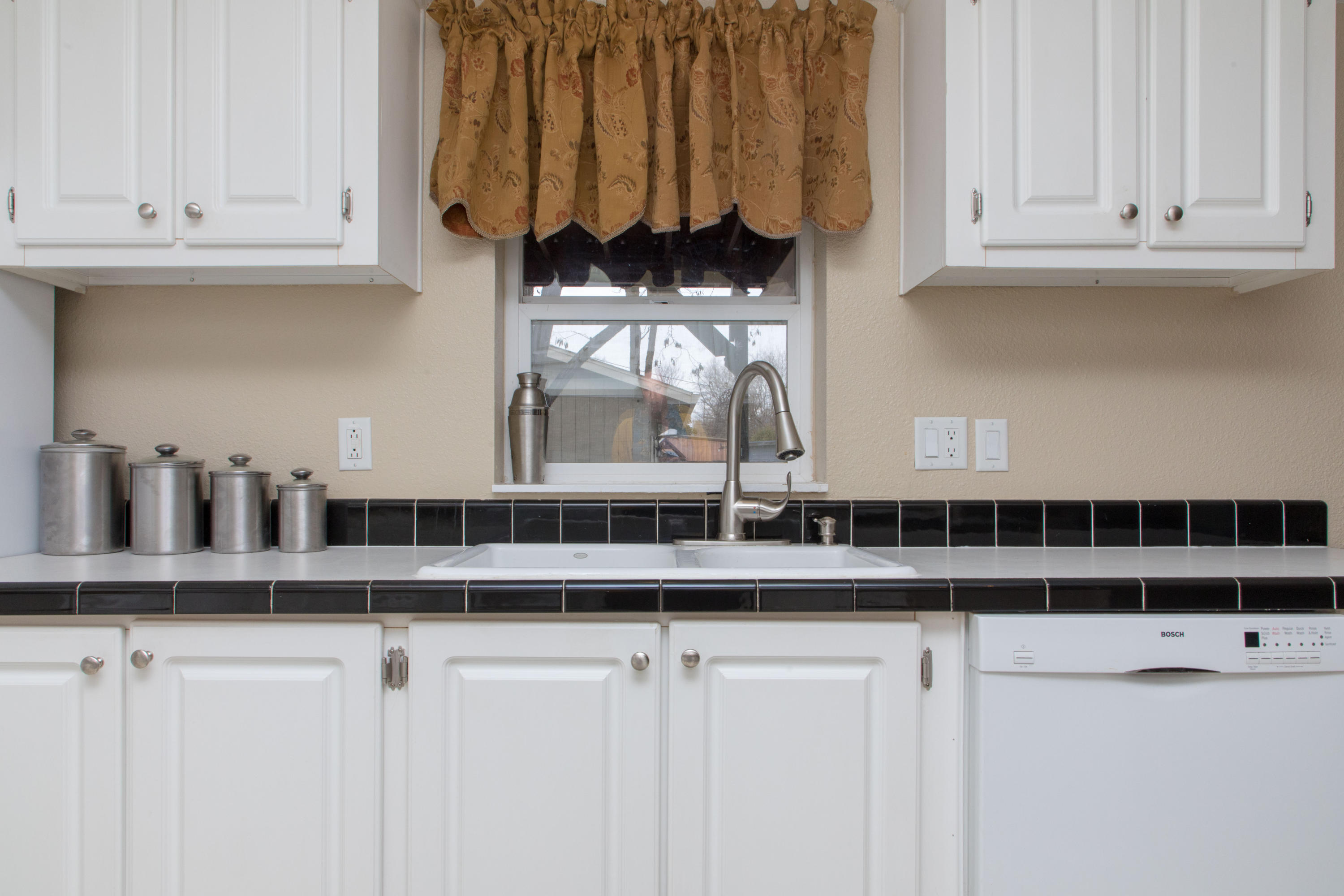 19080 Genevieve Road Redding, CA 96003 - Photo 22 of 42 Kitchen 3