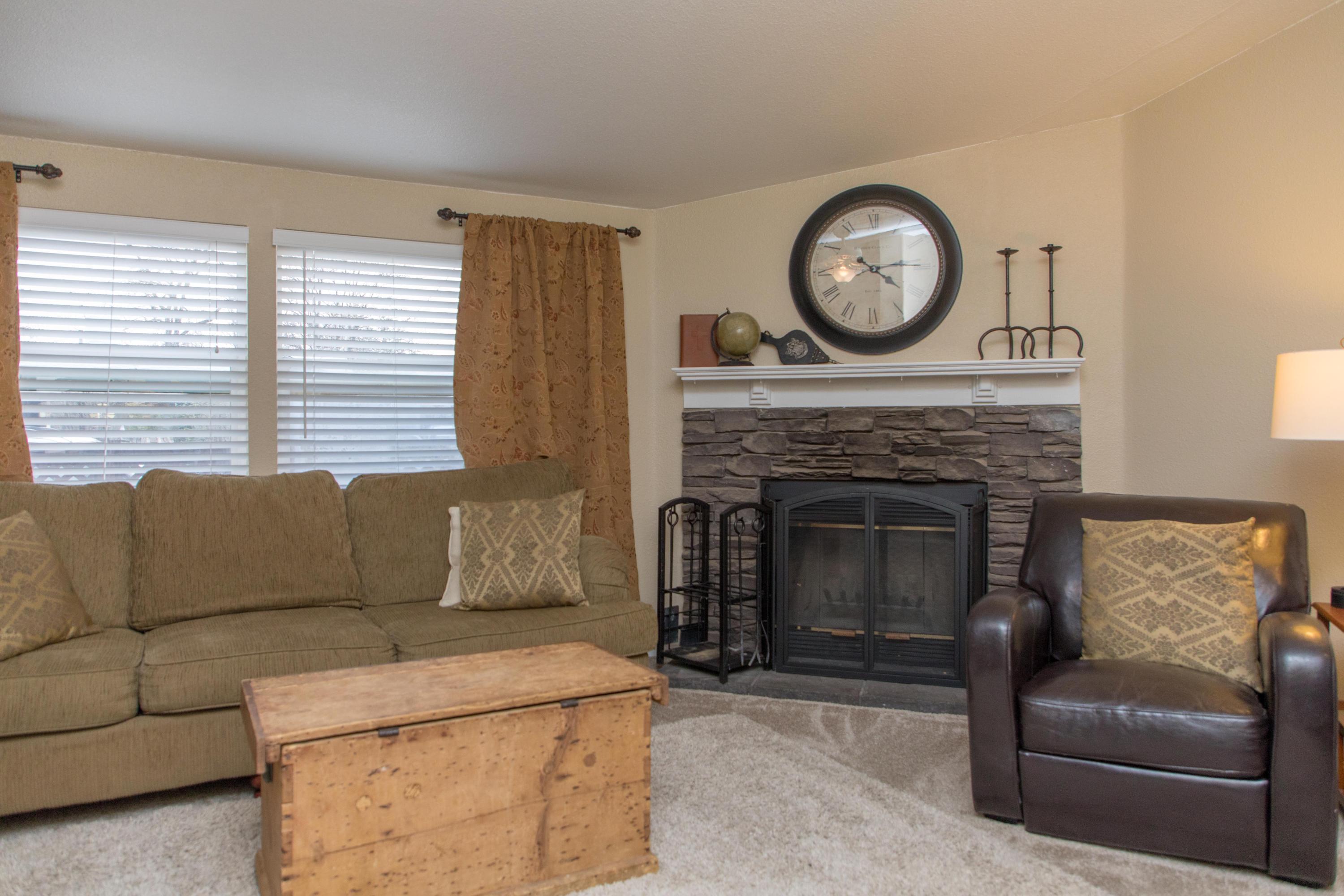 19080 Genevieve Road Redding, CA 96003 - Photo 31 of 42 Living Room 3