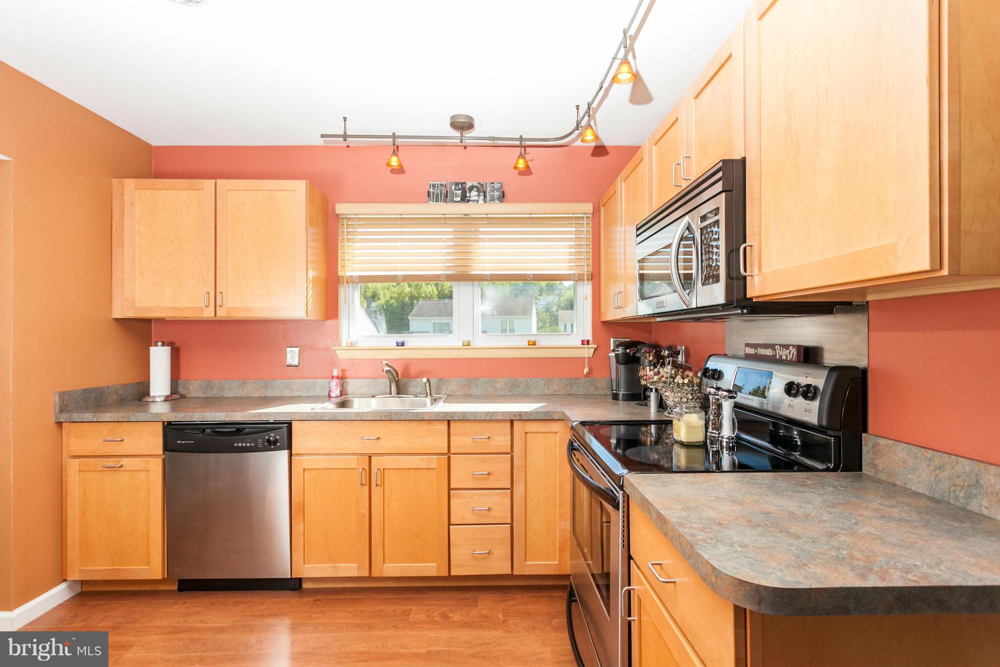 Kitchen w/Newer Stainless Appliances