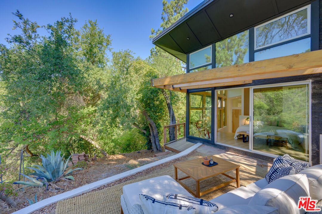 1847 Calgary Lane Los Angeles, CA 90077 - Photo 28 of 43 a backyard of a house with seating space