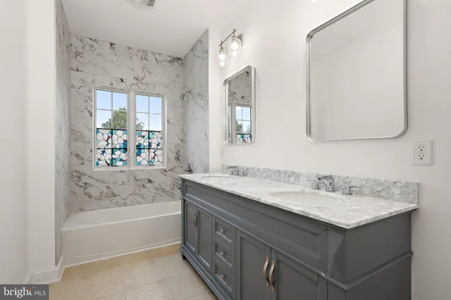 a view of a lake with house in the background