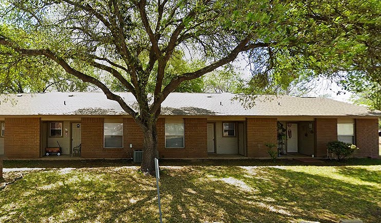 606 East Kennedy Avenue Sabinal, TX 78881 - Photo 2 of 6