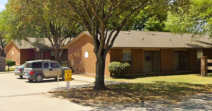 606 East Kennedy Avenue Sabinal, TX 78881 - Photo 4 of 6