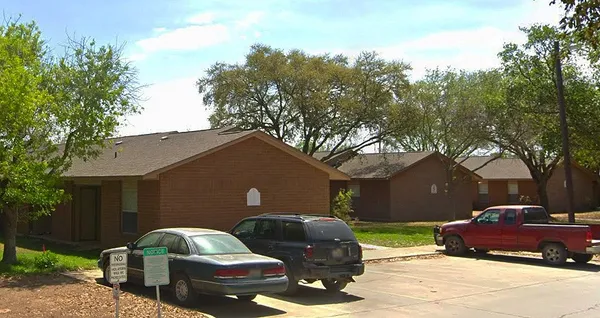 $660 | 606 East Kennedy Avenue, Sabinal, TX 78881