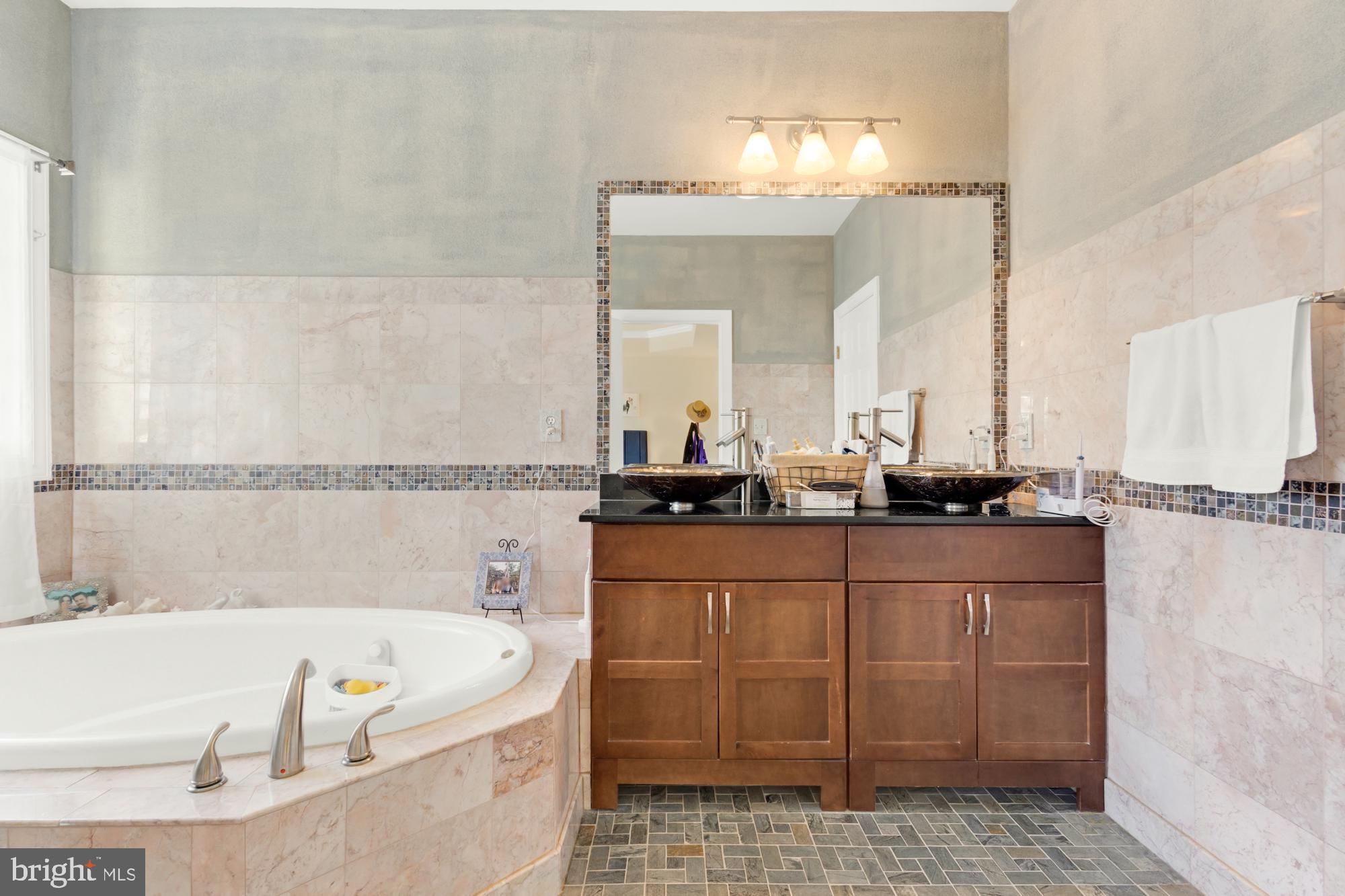 618 Linslade Street Gaithersburg, MD 20878 - Photo 33 of 71 Ensuite primary bath