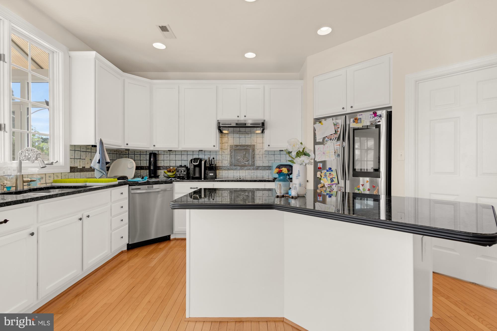 618 Linslade Street Gaithersburg, MD 20878 - Photo 10 of 71 Kitchen with stainless steel appliances