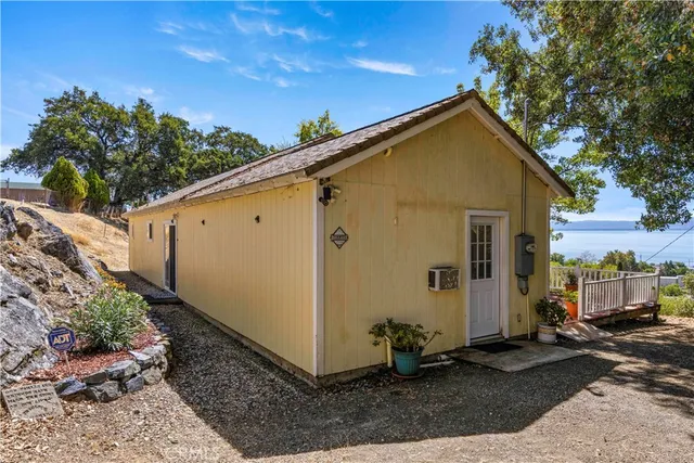 a view of a house with backyard