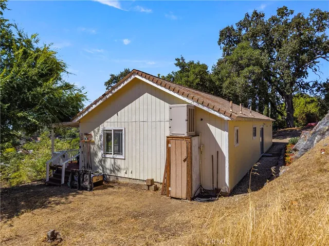 a view of a house with backyard